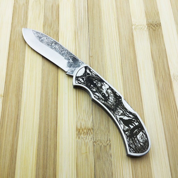 N690 Kurt Gravür Desenli (Göktürk) Sırttan Kilitli Çakı