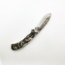 N690 Kurt Gravür Desenli (Göktürk) Sırttan Kilitli Çakı