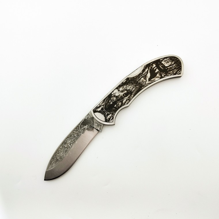 N690 Kurt Gravür Desenli (Göktürk) Sırttan Kilitli Çakı